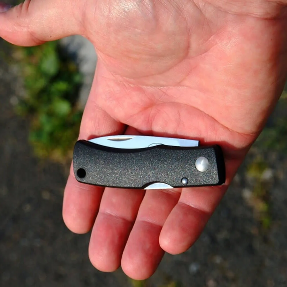 Fickkniven Fällkniven U2 placerad i hand.