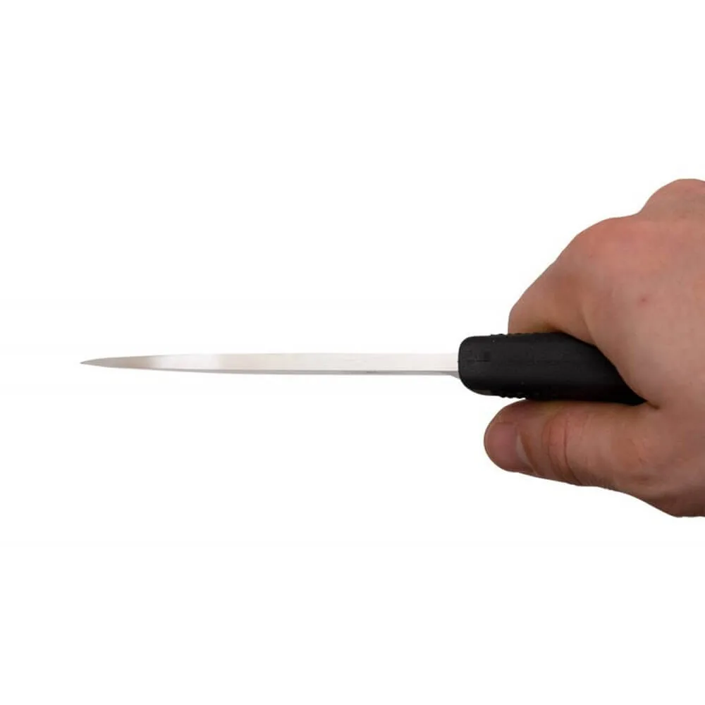 Hand håller i bekväm överlevnadskniv Fällkniven F1 med zytel hölster.