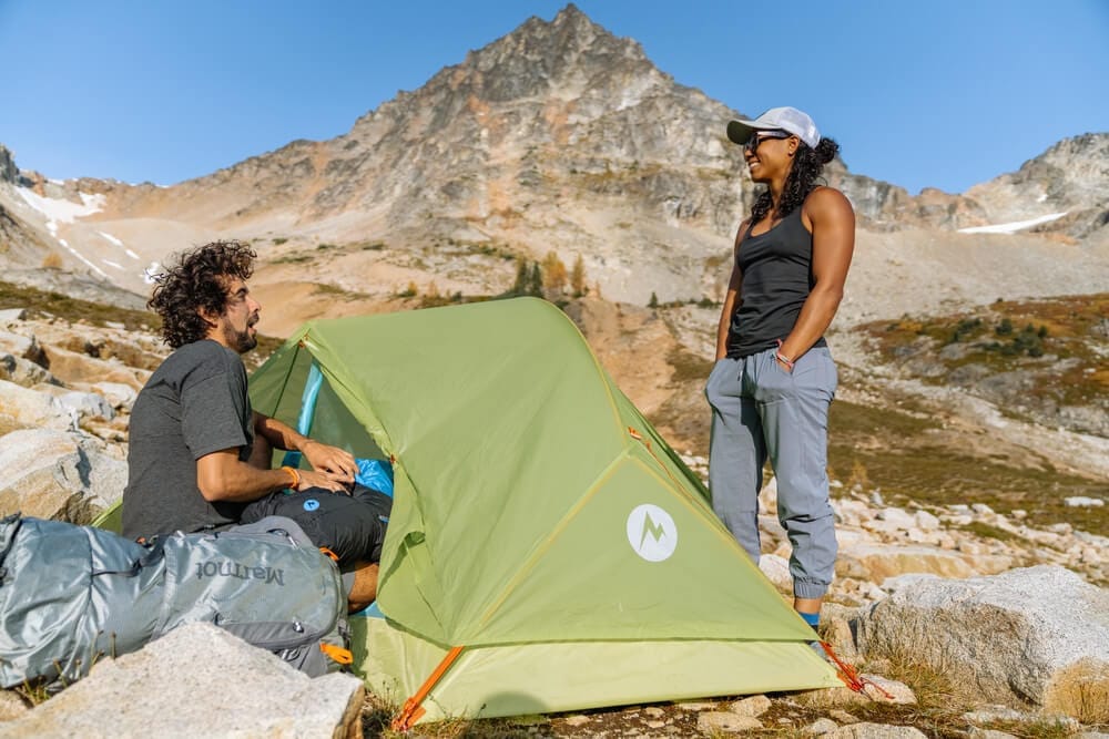 Två personer uppskattar att campa.
