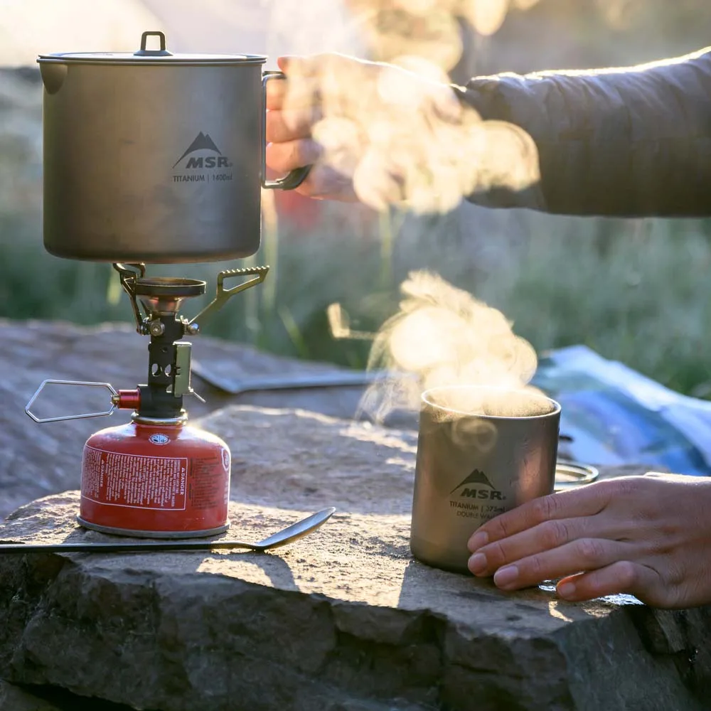 en MSR PocketRocket Deluxe gasbrännare utomhus