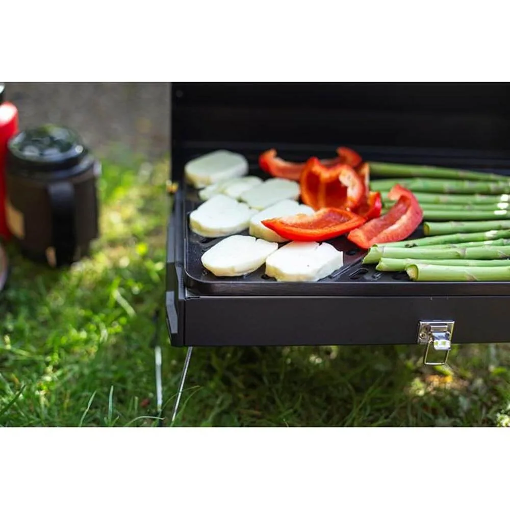 Närbild på halloumi, paprika och sparris stekandes på Primus Kuchoma Stove gasgrill.