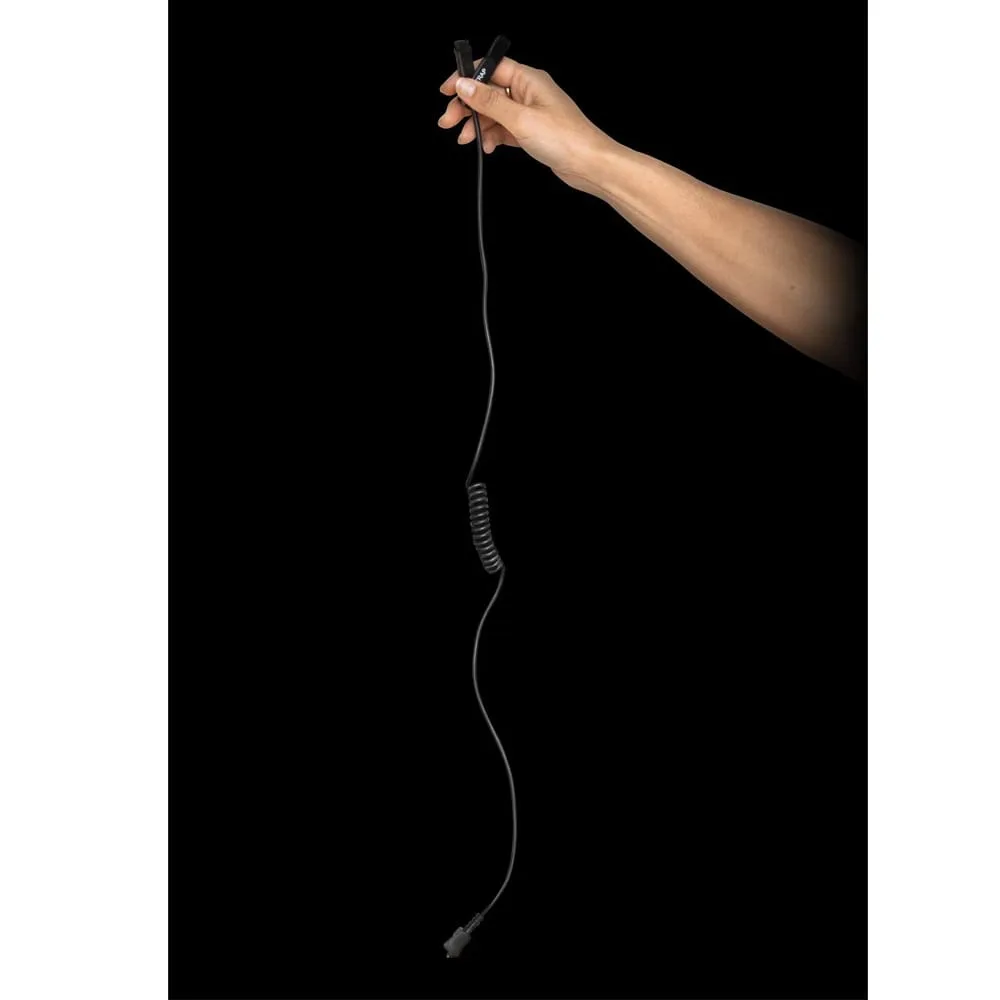 Hand som håller förlängningssladd till pannlampa från Silva.