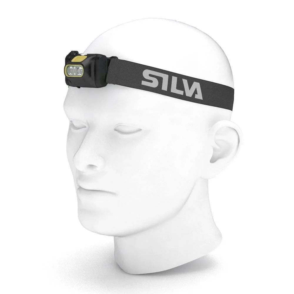 Silva Scout 3 pannlampa sitter på modell.
