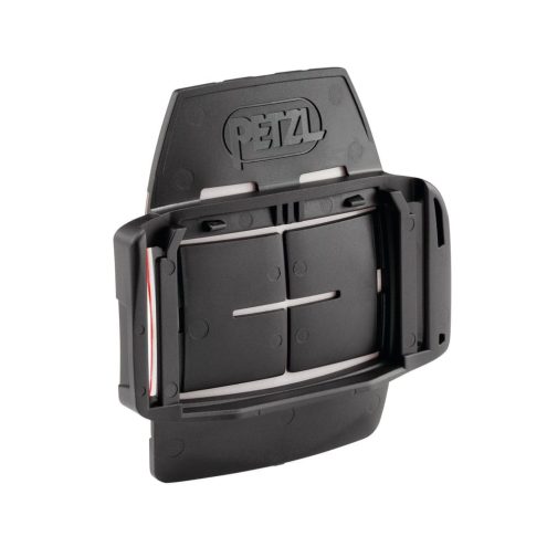 Adapter i svart för montering av pannlampa på hjälm.