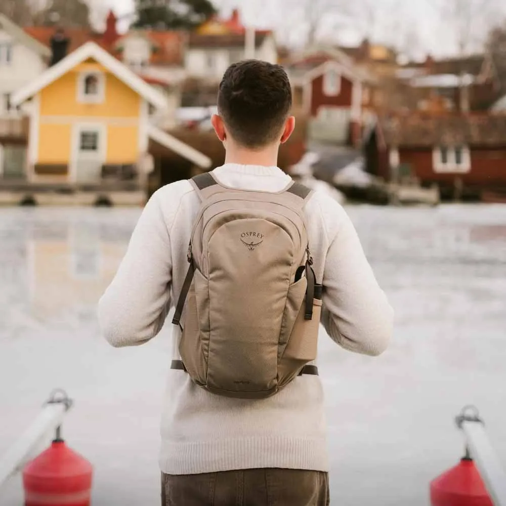 Osprey Daylite 13 L dagsryggsäck (unisex) på en modell