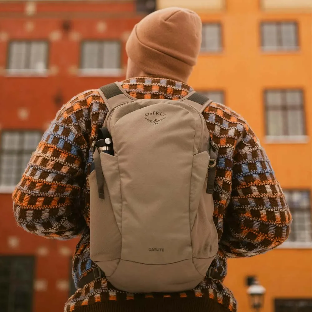 en modell använder Osprey Daylite 13 L dagsryggsäck (unisex)