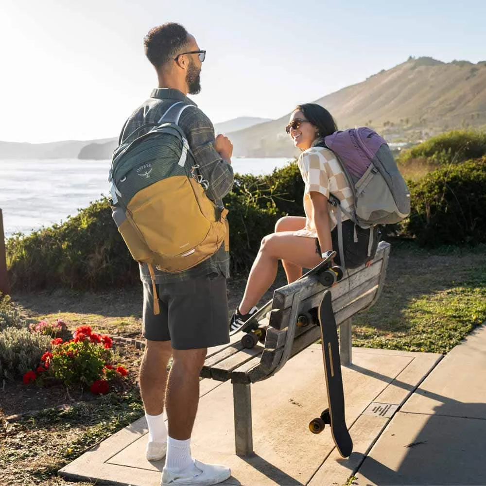 Osprey Nebula 32 L vardagsryggsäck (unisex) på två modeller