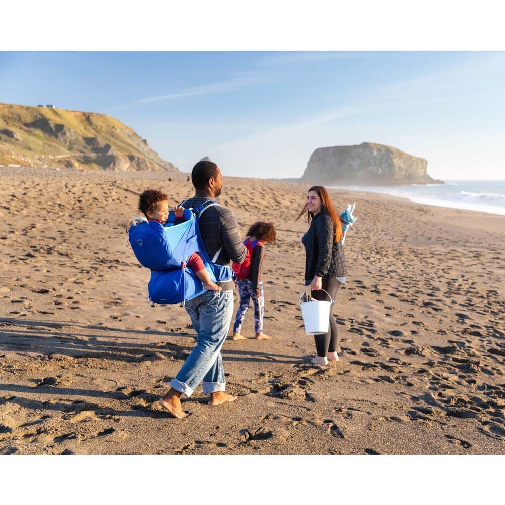 Utomhusbild på familj vid stranden tillsammans med Osprey Poco LT.