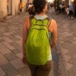 en grön Osprey Ultralight Stuff Pack packbar ryggsäck (unisex) på en modell
