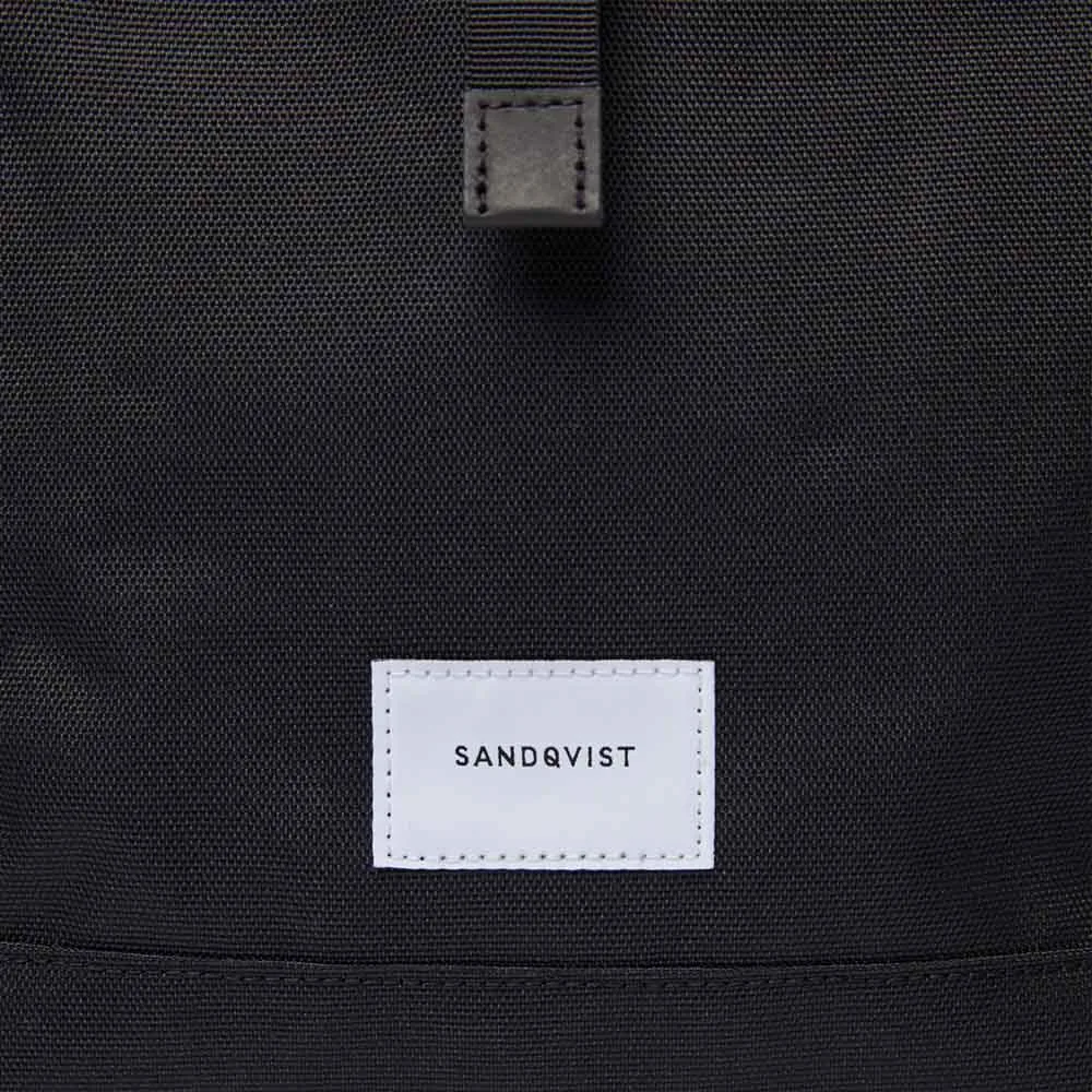 Närbild på Sandqvist logga i vitt på ryggsäcken Bernt.
