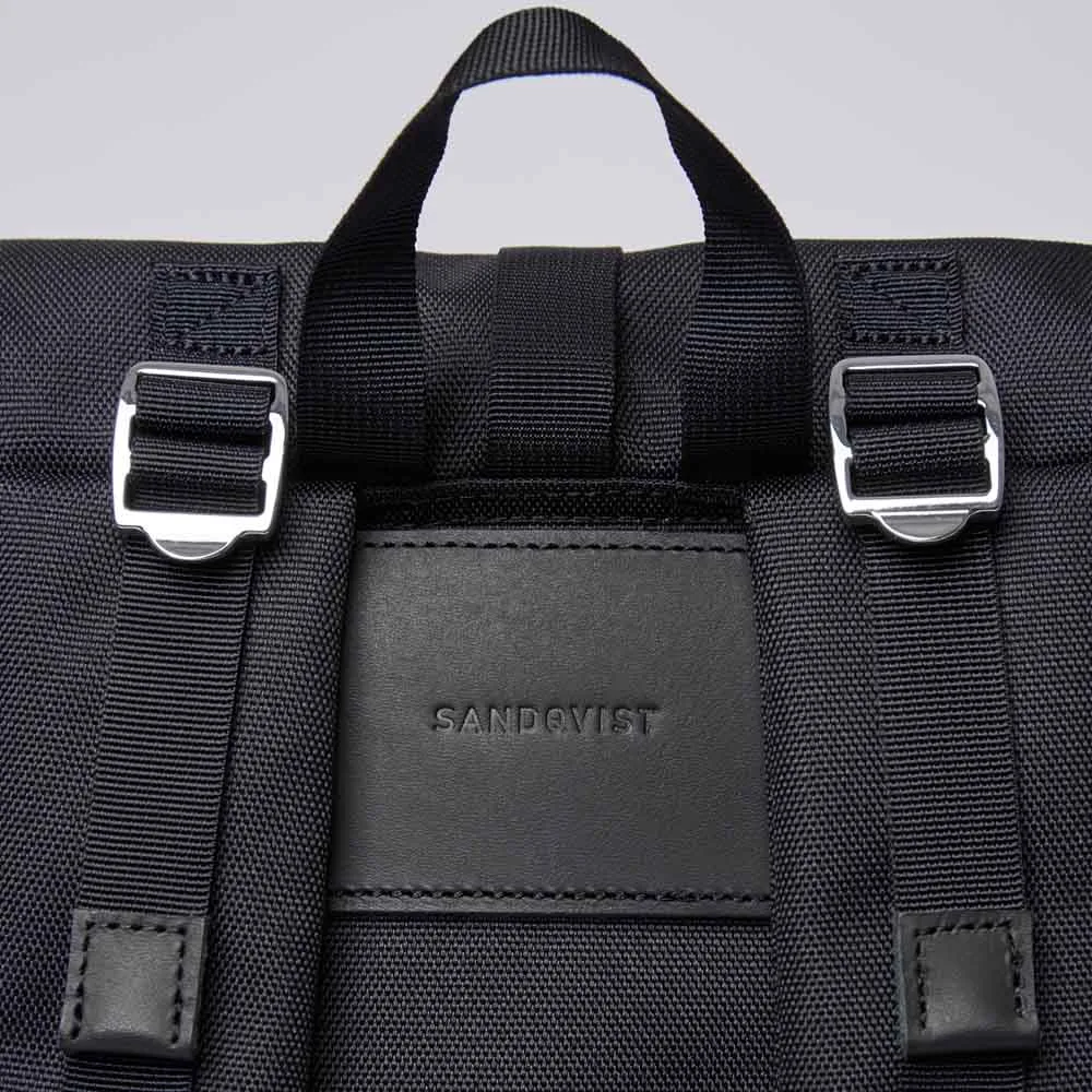 Närbild på baksidan på Sandqvist Bernt ryggsäcken och detaljer i läder.