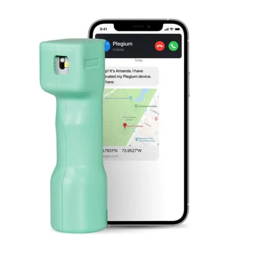 Mintgrön försvarsspray från Plegium Smart bredvid mobilkarta.