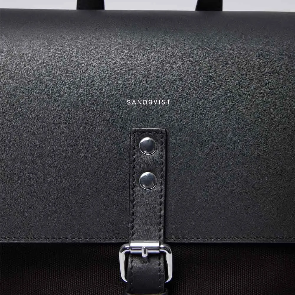 Närbild på Sandqvist Alva logga och spännen.