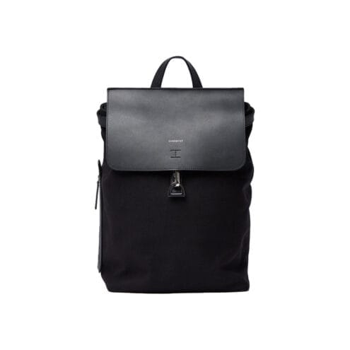 Framsida på Alva Metal Hook ryggsäck i svart från Sanqvist med karbinhake.