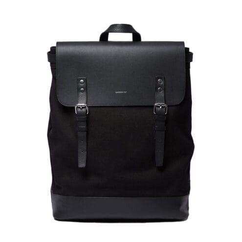 Ryggsäck av läder från Sandqvist Hege i färgen svart.