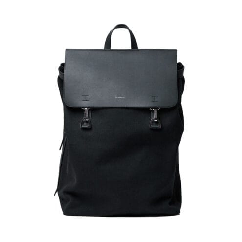 Stilren ryggsäck i svart från Sandqvist Hege Metal Hook .