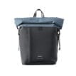 Svart/blå ryggsäck med roll top från Sandqvist Konrad.