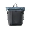 Svart/blå ryggsäck med roll top från Sandqvist Konrad.