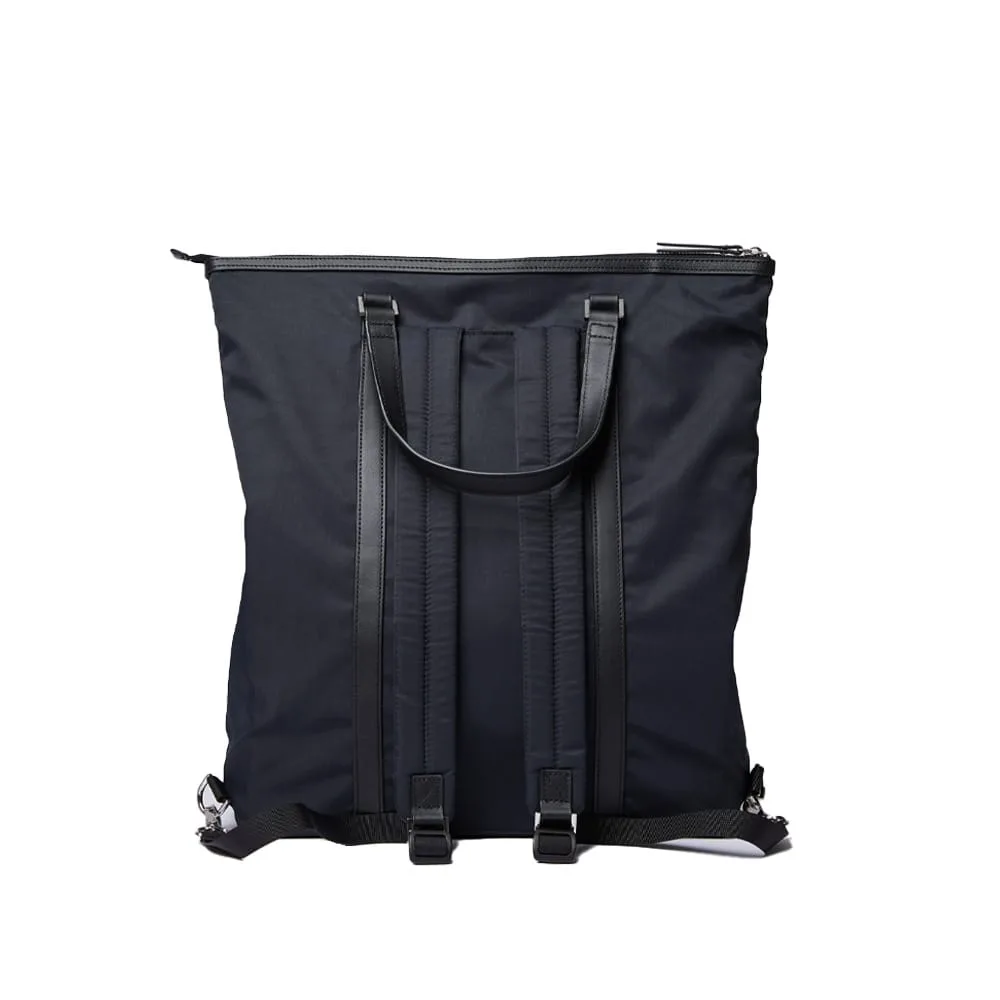 Baksidan av Sandqvist Marta som är lätt att bära.