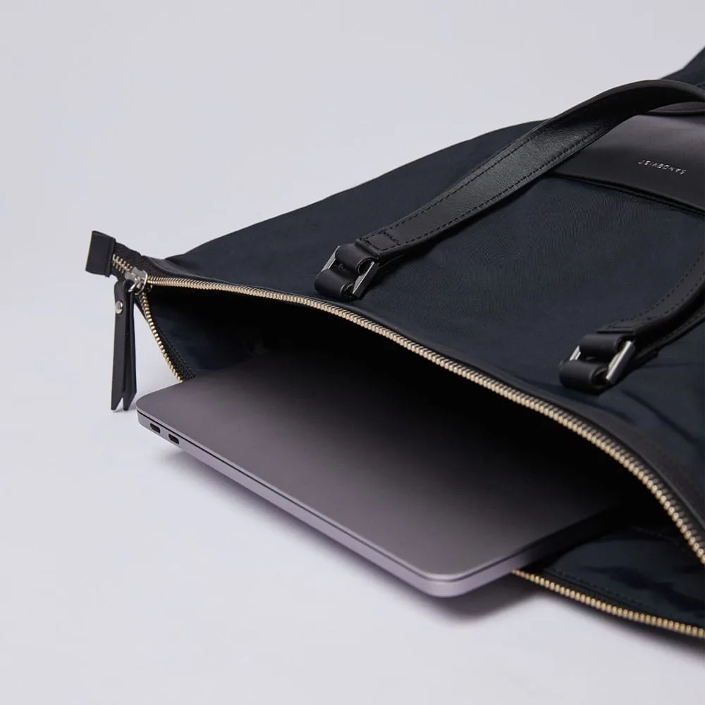 Rymlig ryggsäck i svart från Sandqvist Marta,