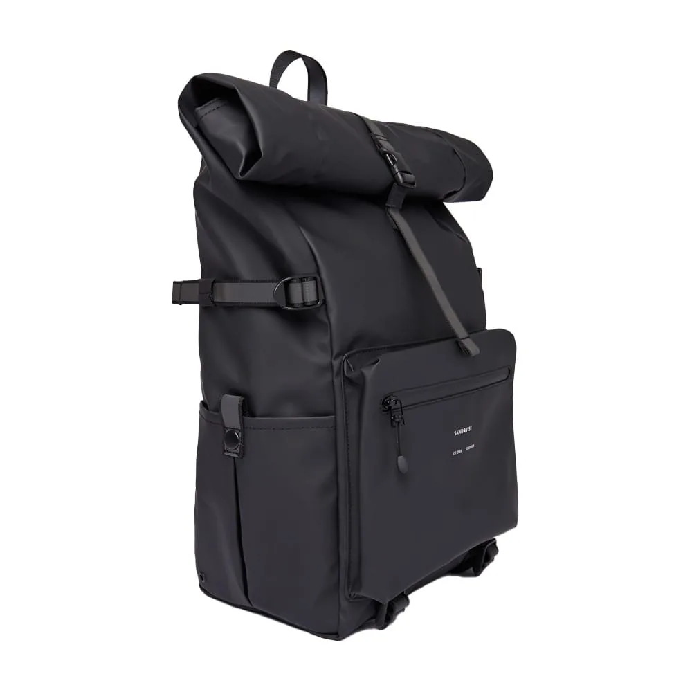 Sidovy av Sandqvist Ruben 2.0 med rolltop öppning.