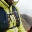 En modell bär Black Diamond Stormline Stretch Rain Shell skaljacka (herr)