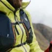 En modell bär Black Diamond Stormline Stretch Rain Shell skaljacka (herr)