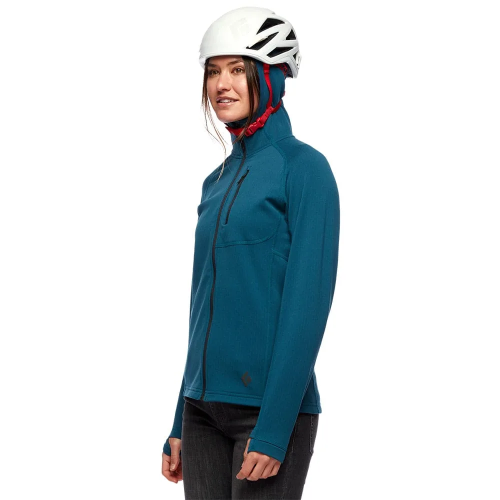 Kvinna som bär Coefficient Fleece Hoody och hjälm.