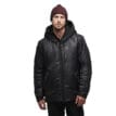 Man som bär Black Diamond Belay Parka varm vinterjacka