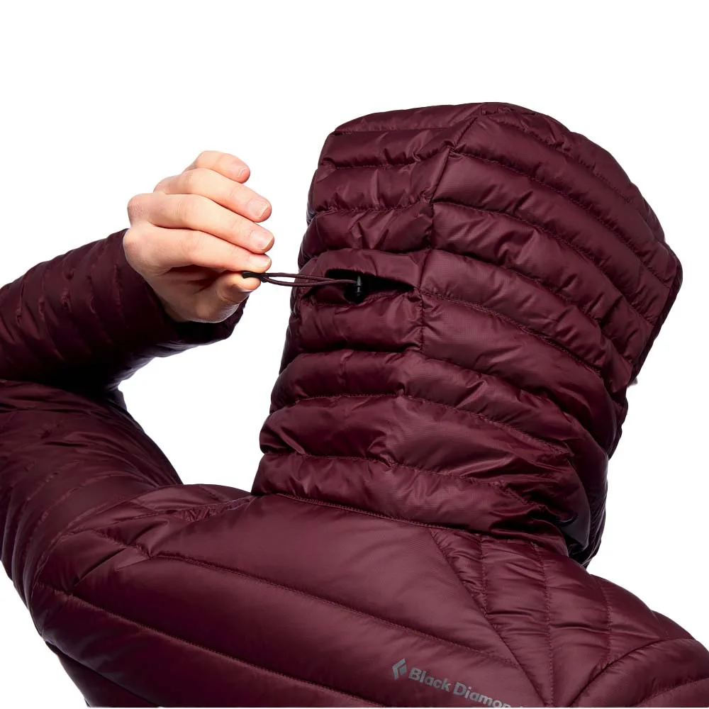 Närbild på modell som använder luva p Black Diamond Access Down Parka dunjacka (dam)