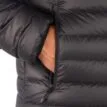 Närbild på ficka på Marmot Highlander Hoody dunjacka (herr)