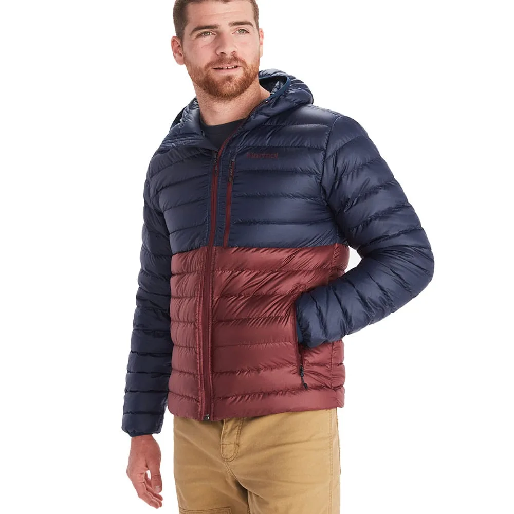 Man som bär Highlander Hoody dunjacka.