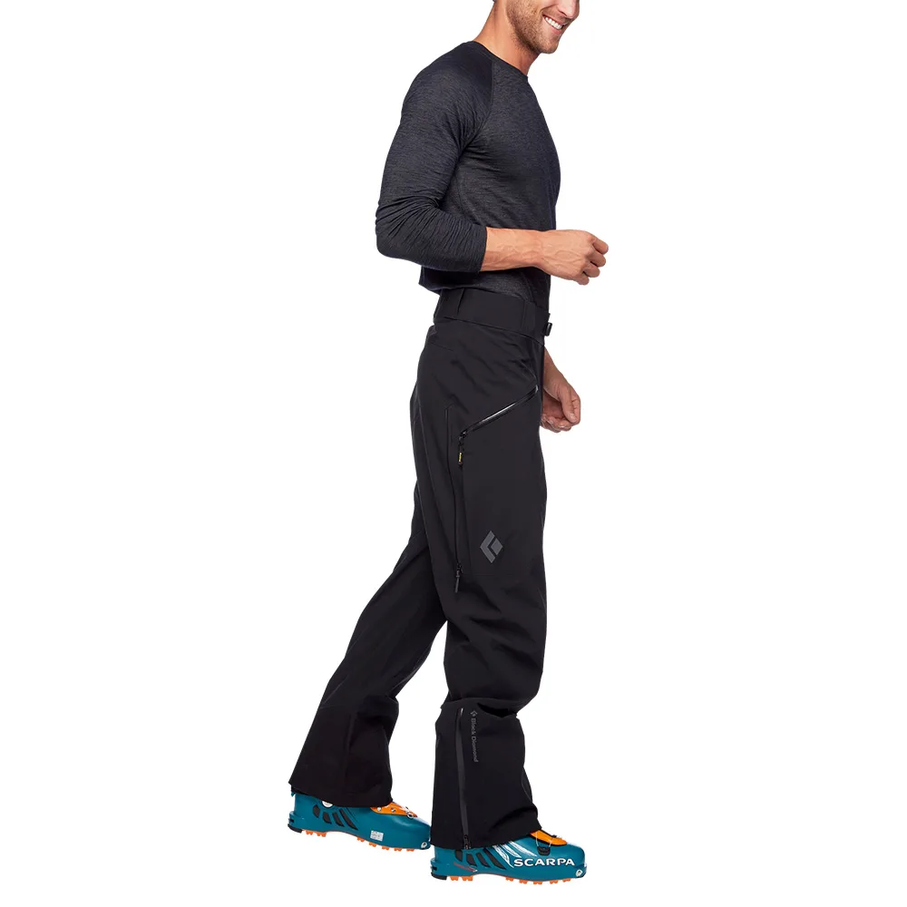 Sidvy av man som bär skidbyxorna Recon Stretch Pants i nylon från Black Diamond.