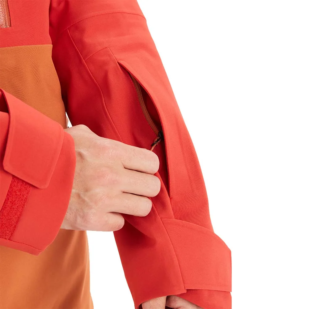 Närrbild på Refuge Pro Jacket från Marmot med ficka med dragkedja i ärmen.