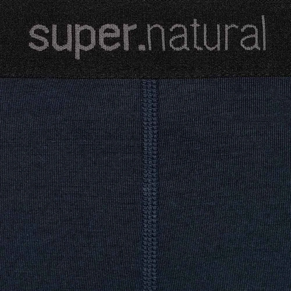 Närbild på Base 3/4 Tight 230 från super.natural och dess logga.