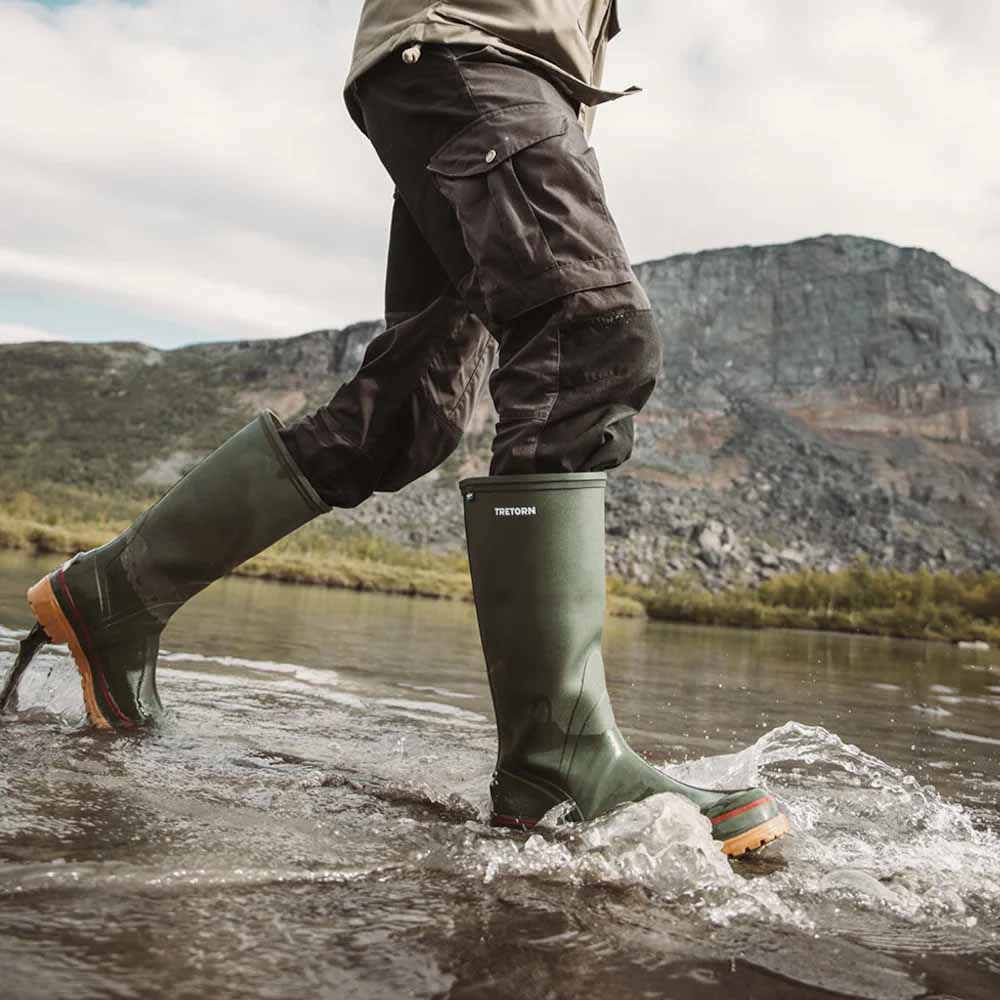 Person som använder Höga Tretorn Sarek 72 klassiska vandringsstövlar.