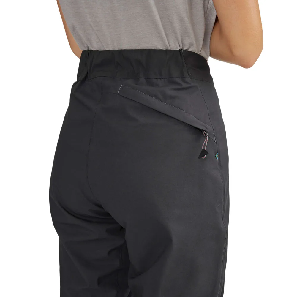 Närbild på överdragsbyxor Asynja Pant W från Klättermusen.