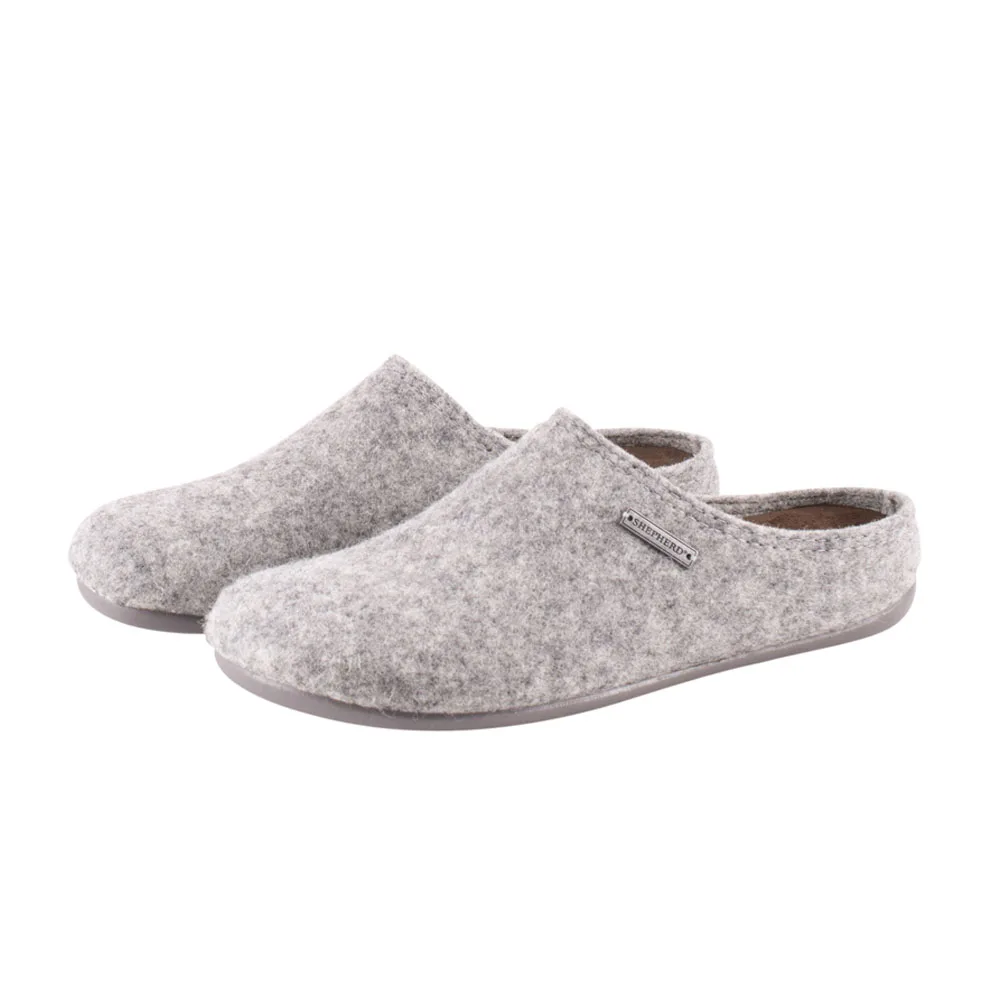 Bekväm Jon toffla i slip-in-modell från Shepherd i färgen grå.