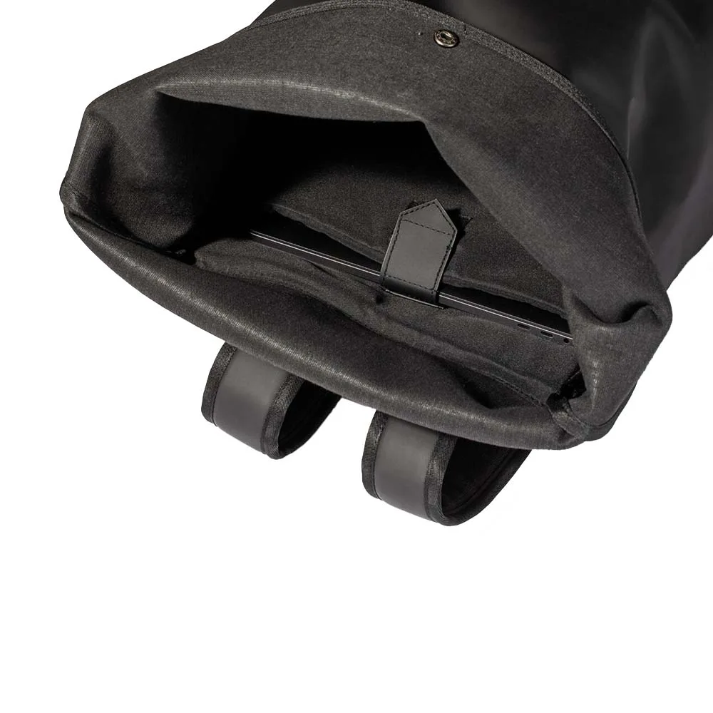 Närbild på Tretorn Malmo med datorfack.