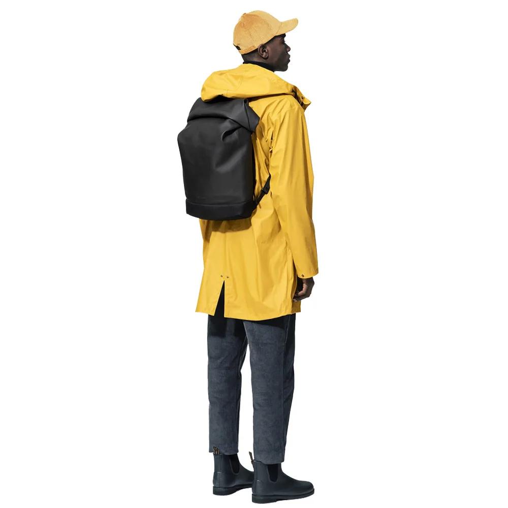 Man som bär Tretorn Malmo roll-top ryggsäck.