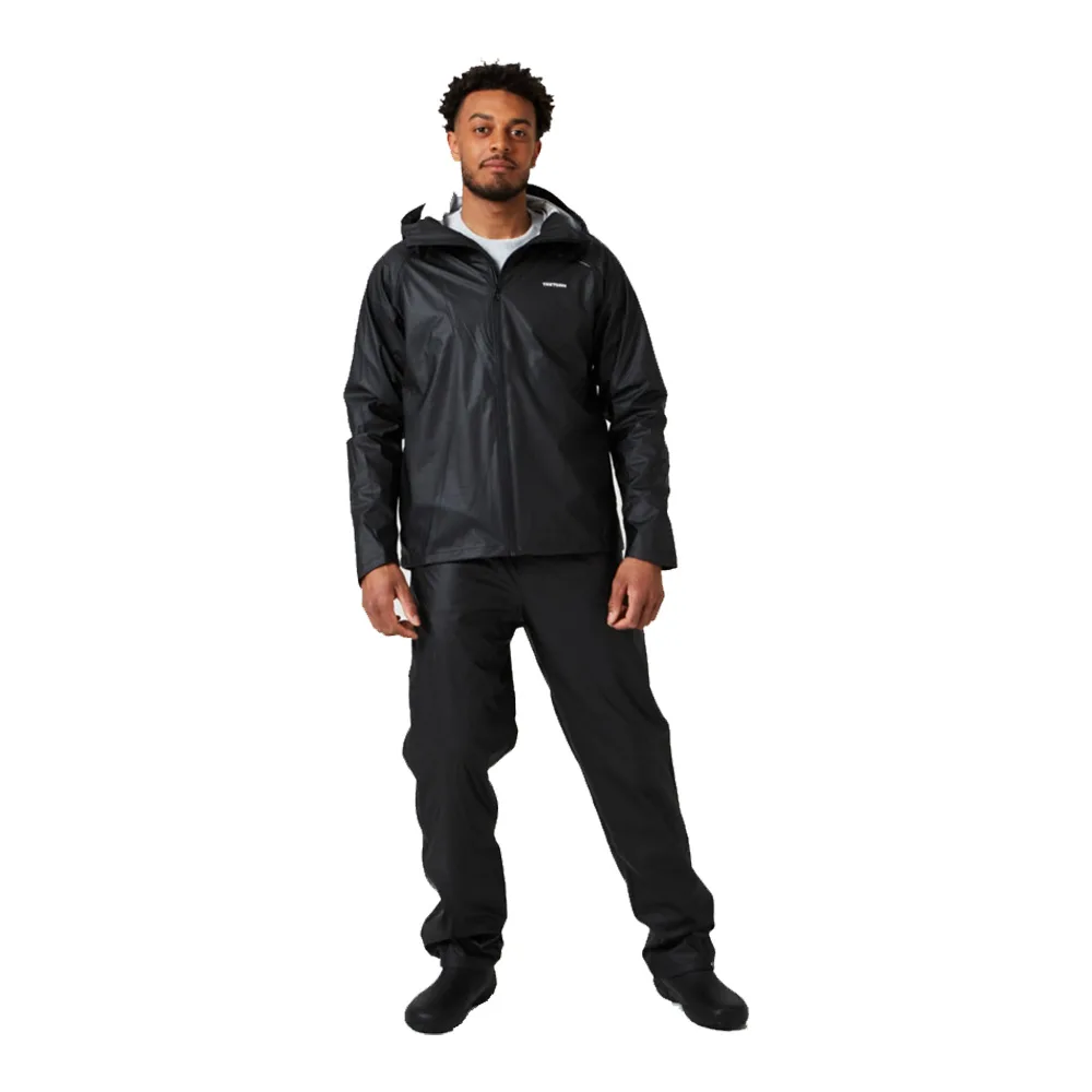 Man som bär Tretorn Packable Rainset.