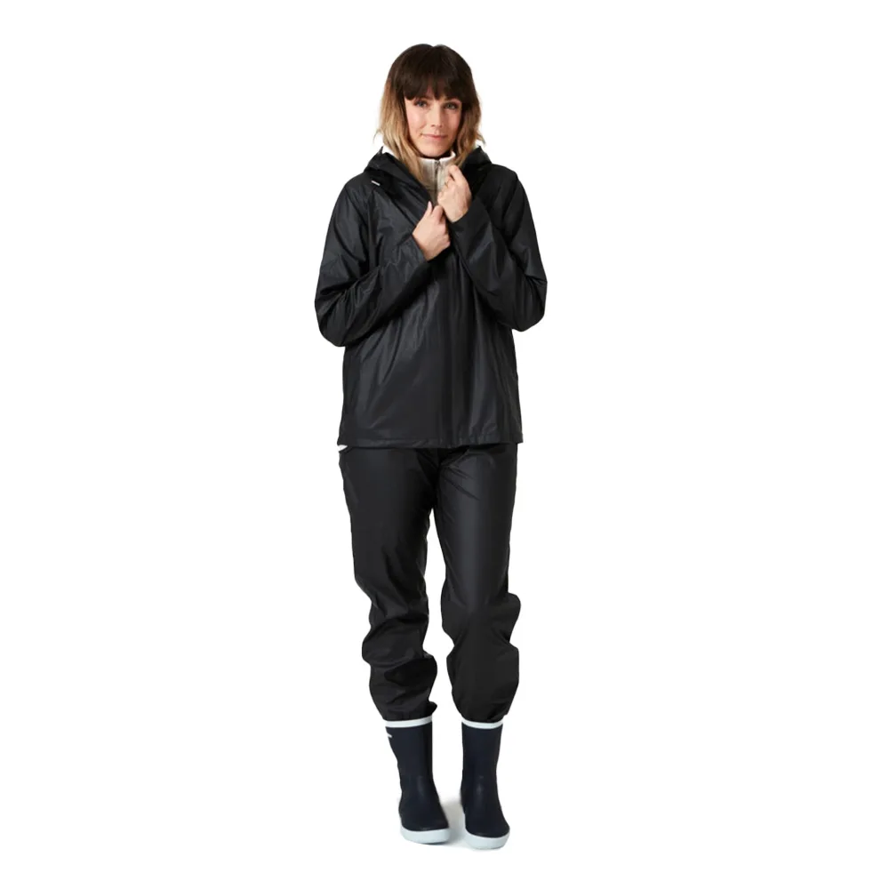 Kvinna som bär Tretorn Packable Rainset.