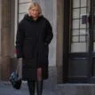 Stadsbild på kvinna som bär Tretorn Padded Coat.