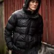 Miljöbild av Tretorn Baffle Jacket i regnet.