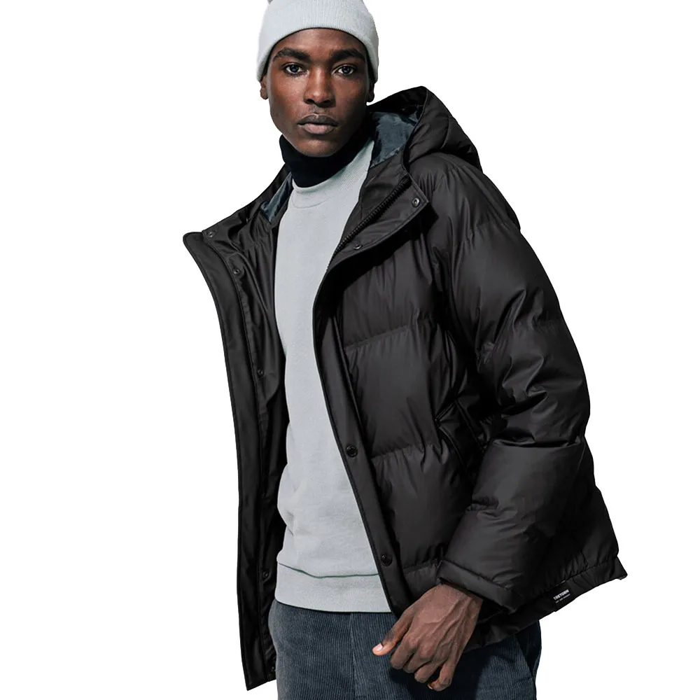 Man som bärn Tretorn Baffle Jacket med luva och hög krage.