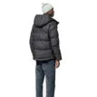 Man som bär Tretorn Baffle Jacket i polyester.