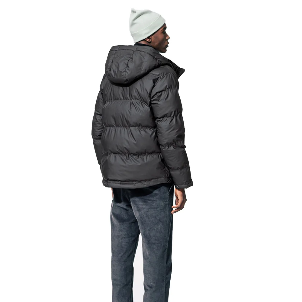 Man som bär Tretorn Baffle Jacket i polyester.
