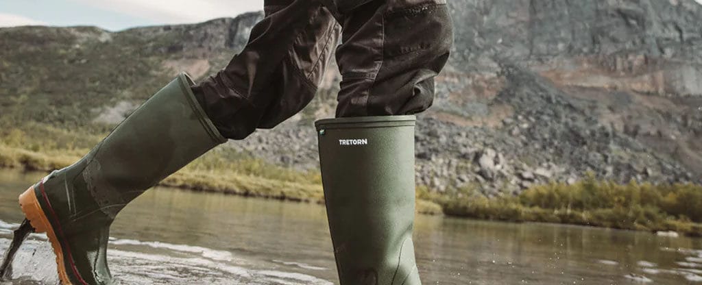 Man som bär tretorn stövlar.