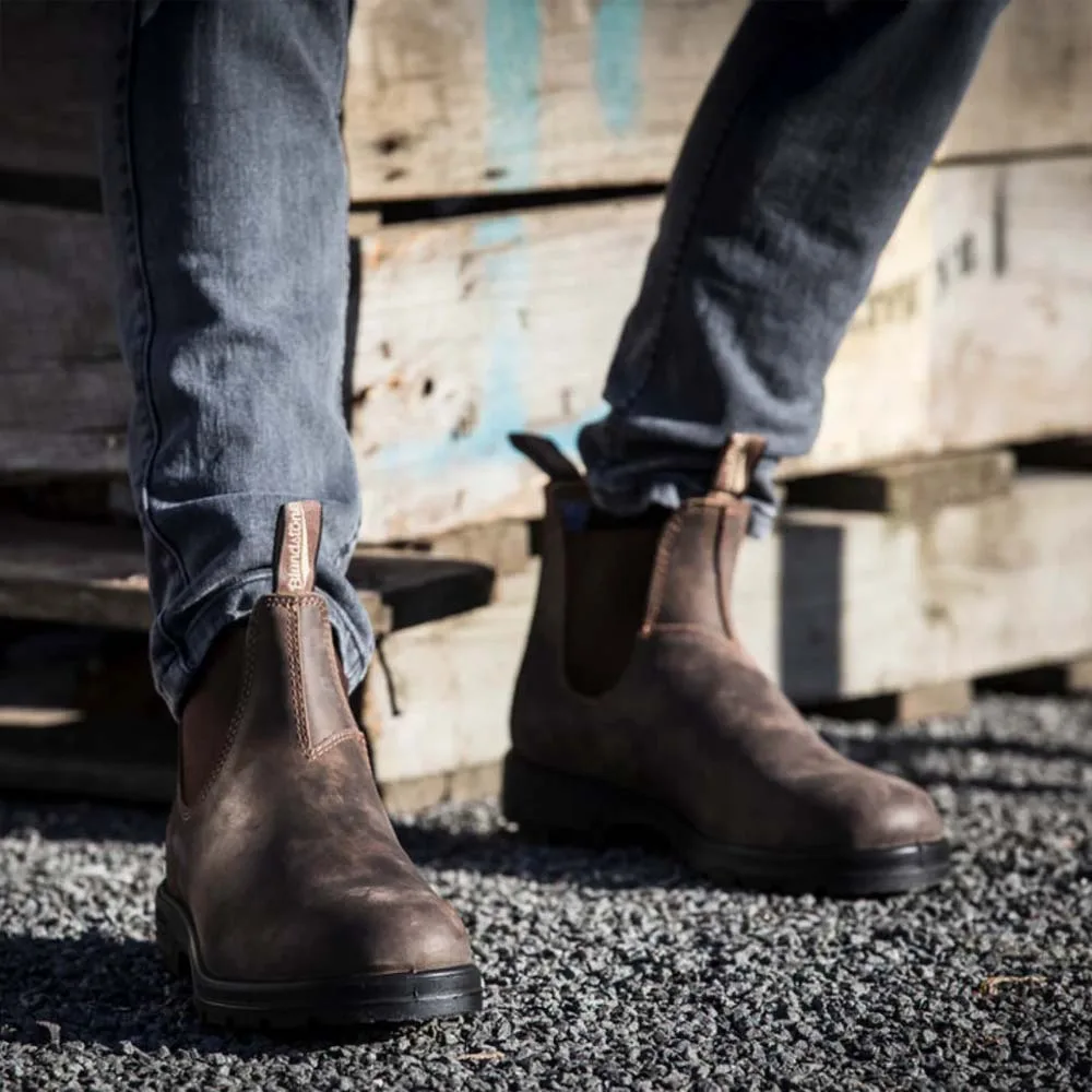 en person bär en Blundstone 910 chelseas (unisex)