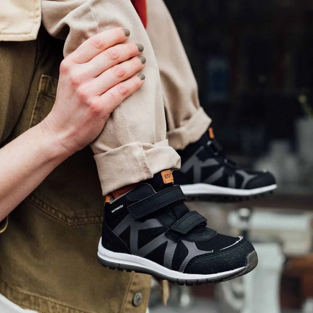 Barn som bär Kavat Iggesund WP vattentäta sneakers.